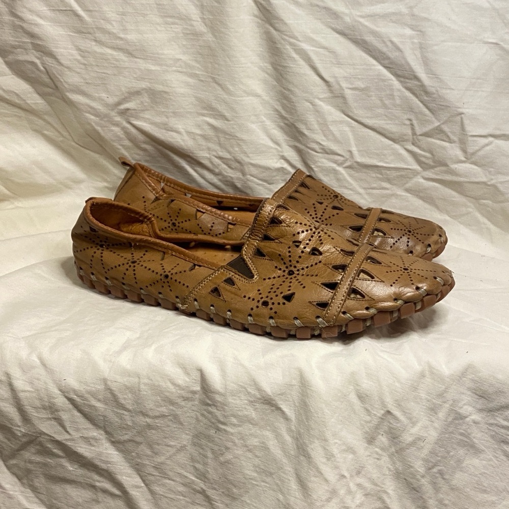 Spring step women’s 9 Tan leather Turkish made cut out loafers